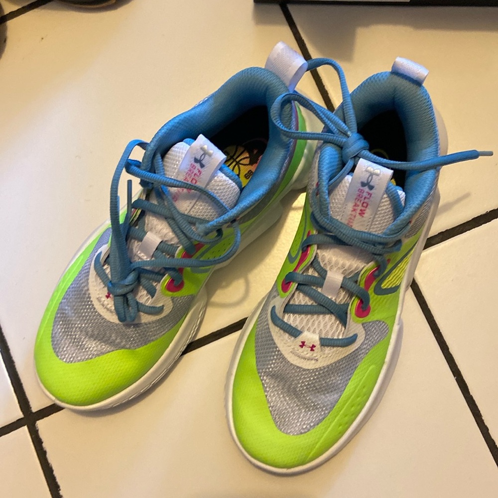 Under armour flow breakthrough 3 women’s size 8 shoes New in box